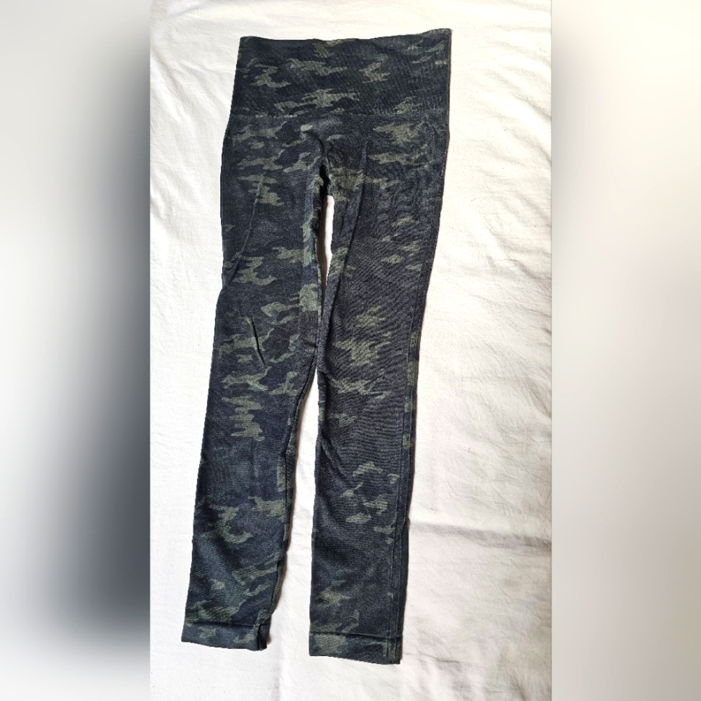 Brand new Green Camo spanx leggings M